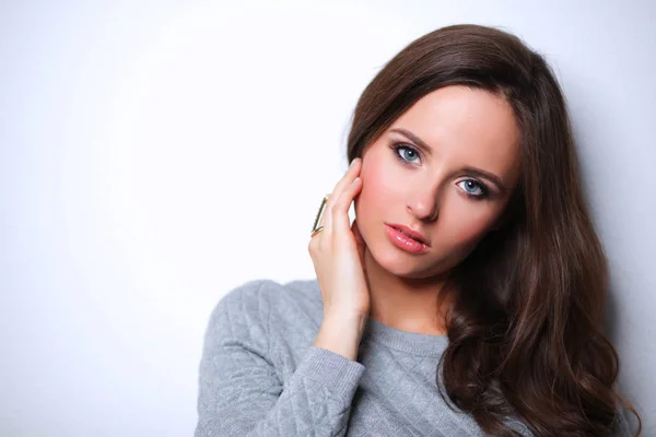 Retrato de una atractiva joven morena de moda — Foto de Stock