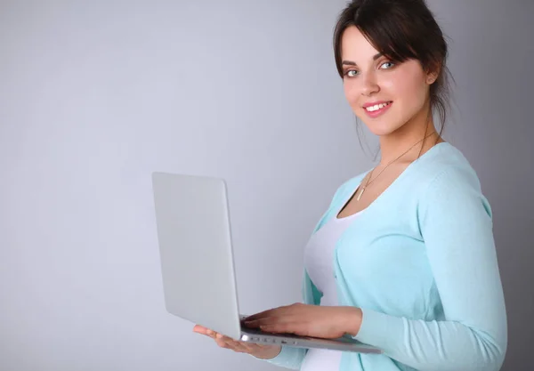 快乐的年轻女人用她的笔记本电脑 — 图库照片
