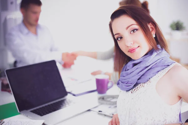 Retrato de la atractiva diseñadora sentada en el escritorio en la oficina — Foto de Stock