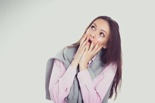 Junge Frau steht auf weißem Hintergrund — Stockfoto