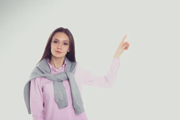 Jeune femme debout sur le fond blanc — Photo