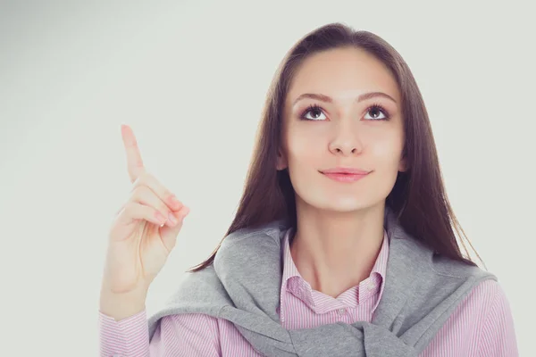 Mujer joven de pie sobre el fondo blanco — Foto de Stock