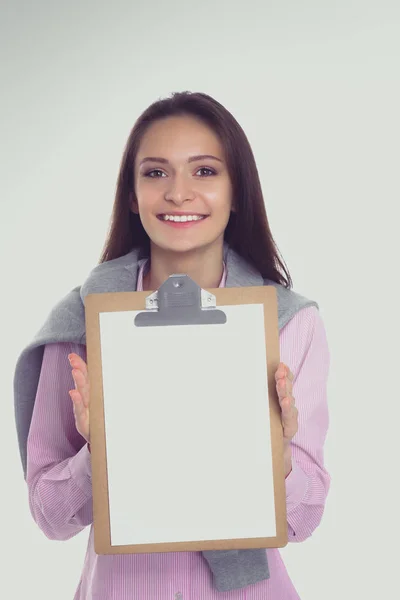 Mujer mostrando una página en blanco del portapapeles — Foto de Stock