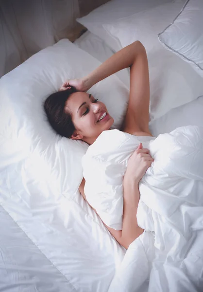 Hezká žena ležící v posteli — Stock fotografie
