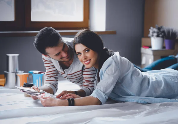 Yeni renk örneği ev ahşap yerde yatarken boya renk seçimi Çift