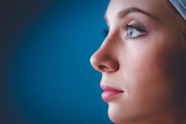 Una mujer hermosa, retrato aislado sobre fondo azul —  Fotos de Stock