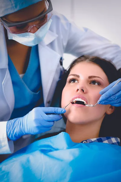 Mujer dentista trabajando en los dientes de sus pacientes — Foto de Stock