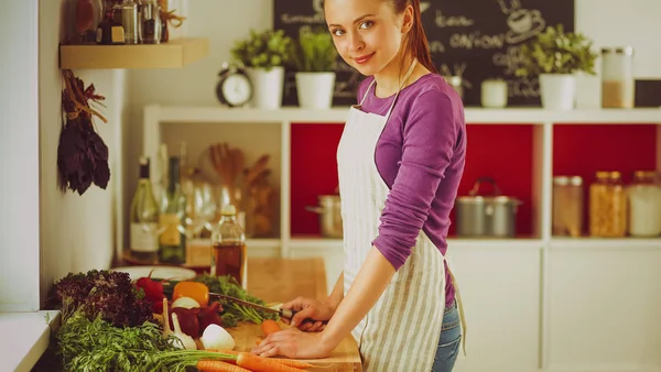 주방에서 야채를 자르는 젊은 여자 — 스톡 사진