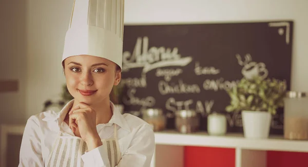 Chef mulher retrato com uniforme na cozinha — Fotografia de Stock