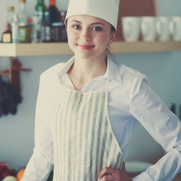 Šéfkuchařka portrét s uniformou v kuchyni — Stock fotografie