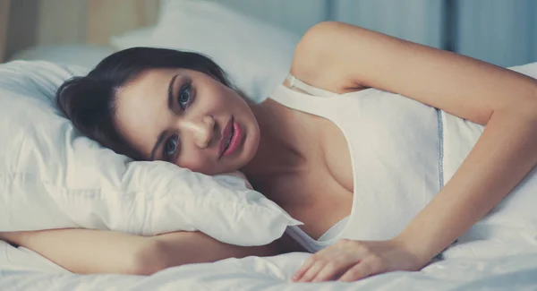 Hübsche Frau liegt im Bett — Stockfoto