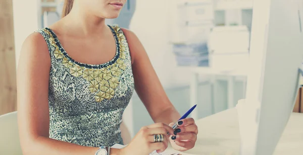 Diseñadores de moda trabajando en el estudio sentados en el escritorio — Foto de Stock