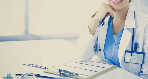 Retrato de una joven doctora sentada en el escritorio del hospital —  Fotos de Stock