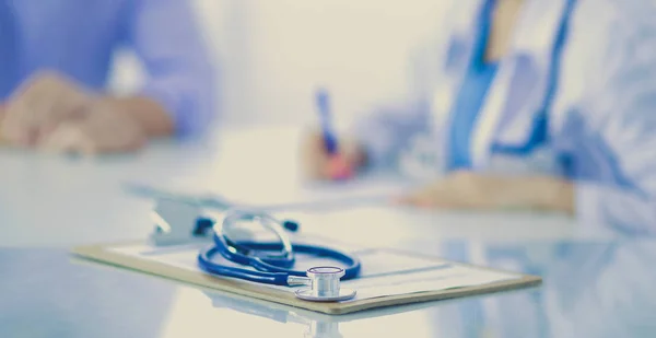 Doctor woman sitting with  male patient at the desk — Stock Photo, Image