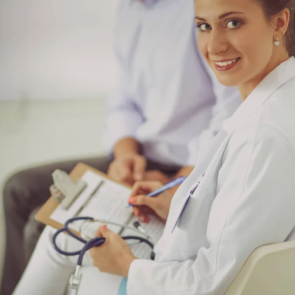 Ärztin im Gespräch mit ihrem männlichen Patienten im Büro — Stockfoto