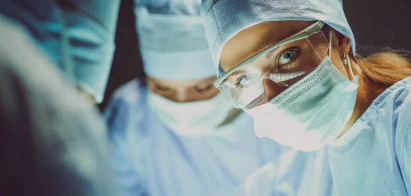 Teamchirurg aan het werk bij operaties in het ziekenhuis — Stockfoto