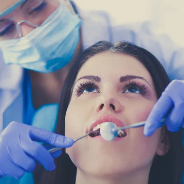 Mujer dentista trabajando en los dientes de sus pacientes — Foto de Stock