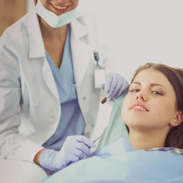 Mujer dentista trabajando en los dientes de sus pacientes — Foto de Stock