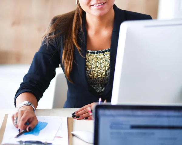 Retrato de una atractiva joven empresaria sentada frente a un ordenador en la oficina . — Foto de Stock