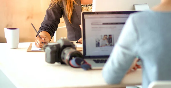 Modedesigner, die im Atelier arbeiten, sitzen am Schreibtisch — Stockfoto