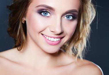 Stüdyo çekim mükemmel cilt gri bir arka plan ile güzel bir genç kadının.