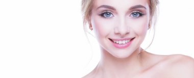 Stüdyo çekim mükemmel cilt gri bir arka plan ile güzel bir genç kadının.