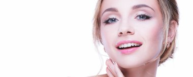 Stüdyo çekim mükemmel cilt gri bir arka plan ile güzel bir genç kadının.