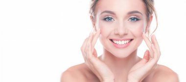 genç bir kadın yüzü beyaz zemin üzerine izole dokunmadan