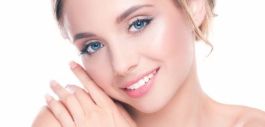 genç bir kadın yüzü beyaz zemin üzerine izole dokunmadan