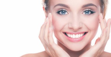 genç bir kadın yüzü beyaz zemin üzerine izole dokunmadan