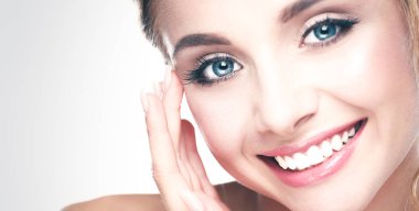 Stüdyo çekim mükemmel cilt gri bir arka plan ile güzel bir genç kadının.