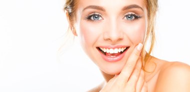 genç bir kadın yüzü beyaz zemin üzerine izole dokunmadan