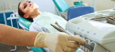 Genç kadın diş ofisinde. Tıbbi donatımı