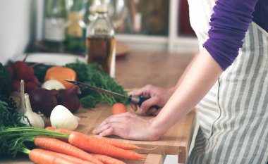 Genç bir kadının Mutfakta hazırlık yapması.