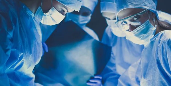 Chirurgen die aan een patiënt werken in een operatiekamer.. — Stockfoto