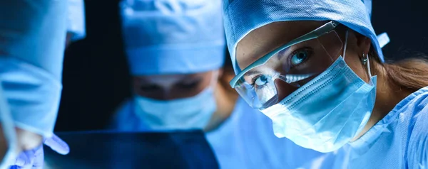 Team surgeon at work on operating in hospital — Stock Photo, Image