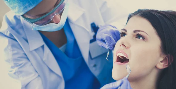 Aufnahme einer Frau bei einer Untersuchung beim Zahnarzt. — Stockfoto