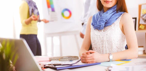 Porträt einer attraktiven Designerin am Schreibtisch im Büro — Stockfoto