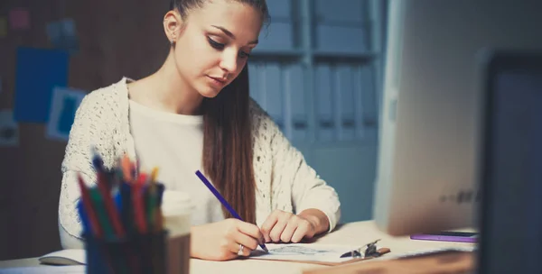 Een portret van een zakenvrouw verblijft laat op kantoor. — Stockfoto