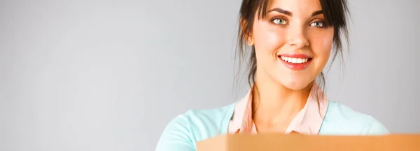 Retrato de una mujer bonita sosteniendo una caja — Foto de Stock