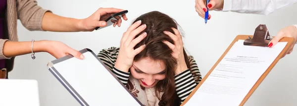 Retrato de una joven mujer de negocios cansada con computadora portátil — Foto de Stock