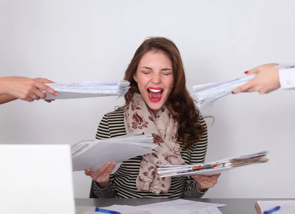 Retrato de mulher de negócios jovem cansado com computador portátil — Fotografia de Stock