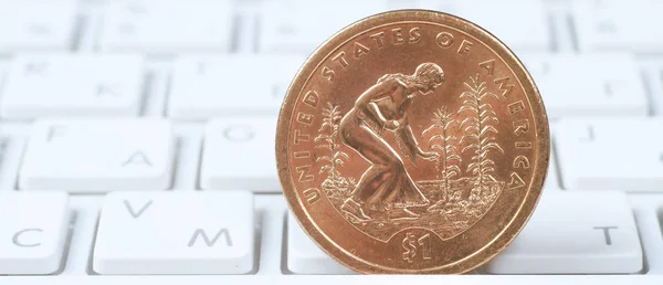 Finanças Pessoais moedas americanas em um teclado de laptop — Fotografia de Stock