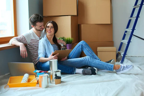 onların yeni bir daire katta oturan genç bir çift