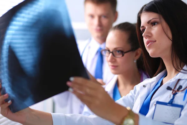 Jeune groupe de médecins qui regardent la radiographie — Photo