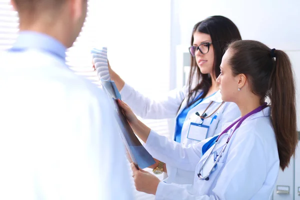 Grupo joven de médicos mirando rayos X — Foto de Stock