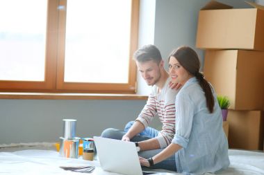 onların yeni bir daire katta oturan genç bir çift