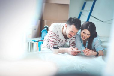 Yeni renk örneği ev ahşap yerde yatarken boya renk seçimi Çift