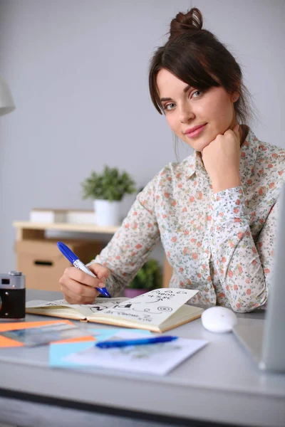 Mujer joven escribe a diario en una mesa blanca — Foto de Stock