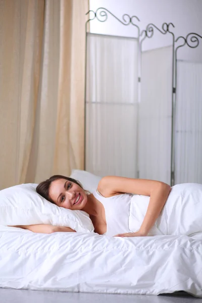 Mooie vrouw liggend in bed thuis — Stockfoto